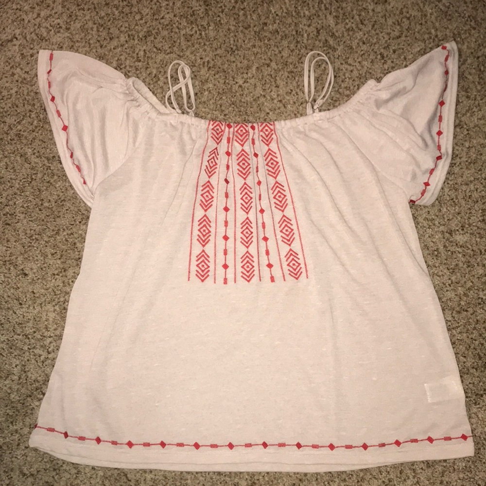 Fun, flirty cold shoulder shirt.